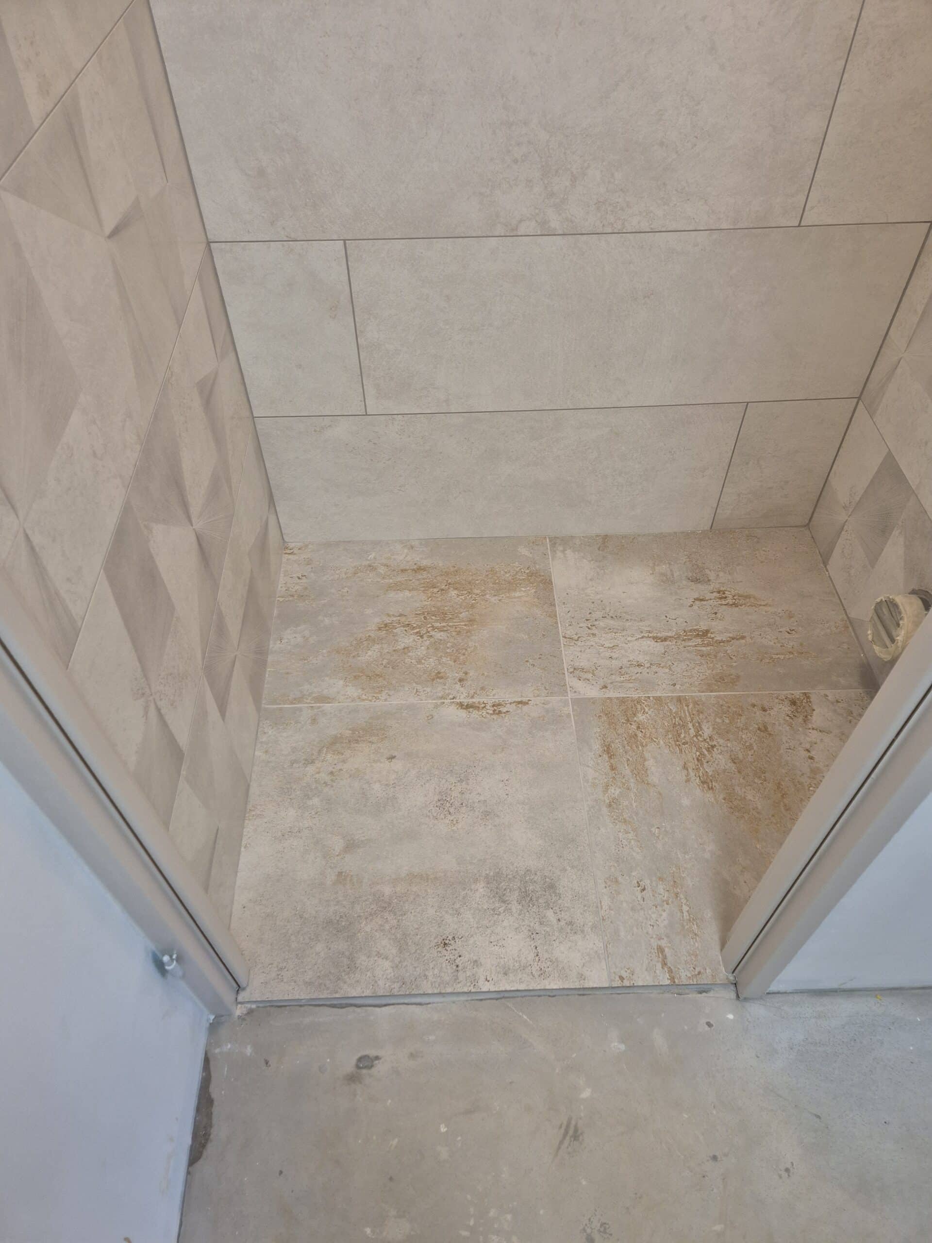 Cuisine moderne blanche lumineuse avec vue sur ville Cuisine moderne blanche lumineuse avec une grande baie vitrée donnant sur des gratte-ciels, une table à manger et des chaises bleues.