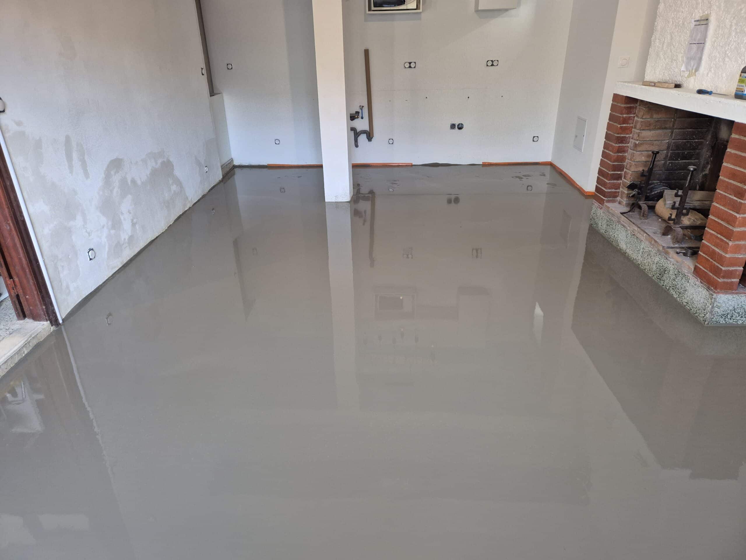 Cuisine moderne blanche lumineuse avec vue sur ville Cuisine moderne blanche lumineuse avec une grande baie vitrée donnant sur des gratte-ciels, une table à manger et des chaises bleues.